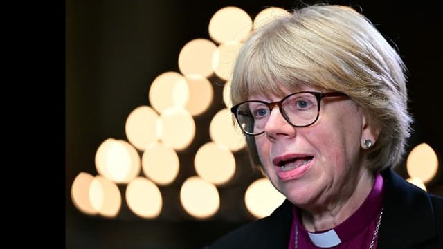 イギリス<ruby ><rb><span class="unknown" word="聖">聖</span><span class="unknown" word="公会">公会</span></rb><rt>せいこうかい</rt></ruby>で<ruby ><rb><span class="jlpt-n5" word="初めて">初</rb><rt>はじ</rt></ruby>めて</span><ruby ><rb><span class="jlpt-n4" word="女性">女性</span></rb><rt>じょせい</rt></ruby>の<ruby ><rb><span class="unknown" word="大">大</span><span class="unknown" word="主教">主教</span></rb><rt>だいしゅきょう</rt></ruby>が<ruby ><rb><span class="jlpt-n3" word="誕生">誕生</span></rb><rt>たんじょう</rt></ruby>