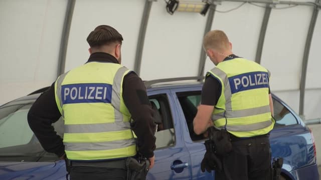 <ruby ><rb>ドイツ</rb><rt>どいつ</rt></ruby>が<span class="jlpt-n5" word="たくさん">たくさん</span>の<ruby ><rb><span class="jlpt-n5" word="人">人</span></rb><rt>ひと</rt></ruby>の<ruby ><rb><span class="unknown" word="入国">入国</span></rb><rt>にゅうこく</rt></ruby>を<ruby ><rb>止</rb><rt>と</rt></ruby>めました