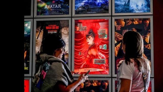 テイラー・スウィフトの<ruby ><rb><span class="jlpt-n5" word="映画">映画</span></rb><rt>えいが</rt></ruby>が<span class="jlpt-n5" word="とても">とても</span><ruby ><rb><span class="jlpt-n3" word="人気">人気</span></rb><rt>にんき</rt></ruby>です