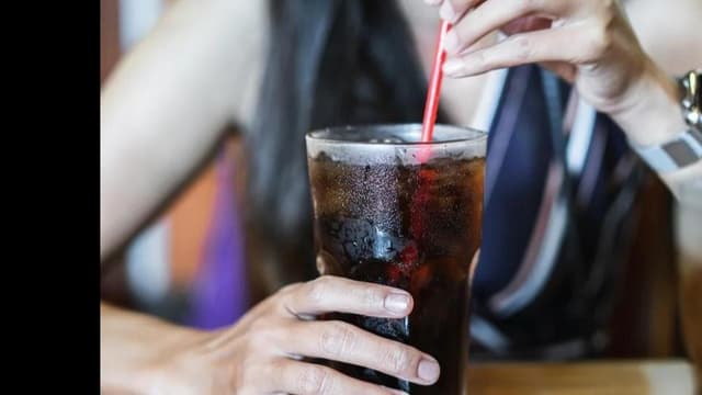 ダイエット<ruby ><rb><span class="jlpt-n5" word="飲み物">飲</rb><rt>の</rt></ruby>み<ruby ><rb>物</span></rb><rt>もの</rt></ruby>と<ruby ><rb><span class="jlpt-n5" word="砂糖">砂糖</span></rb><rt>さとう</rt></ruby><ruby ><rb><span class="unknown" word="入り">入</rb><rt>い</rt></ruby>り</span><ruby ><rb>飲</rb><rt>の</rt></ruby>み<ruby ><rb>物</rb><rt>もの</rt></ruby>は<ruby ><rb><span class="unknown" word="肝臓">肝臓</span></rb><rt>かんぞう</rt></ruby>の<ruby ><rb><span class="jlpt-n5" word="病気">病気</span></rb><rt>びょうき</rt></ruby>のリスクを<ruby ><rb>高</rb><rt>たか</rt></ruby>くする