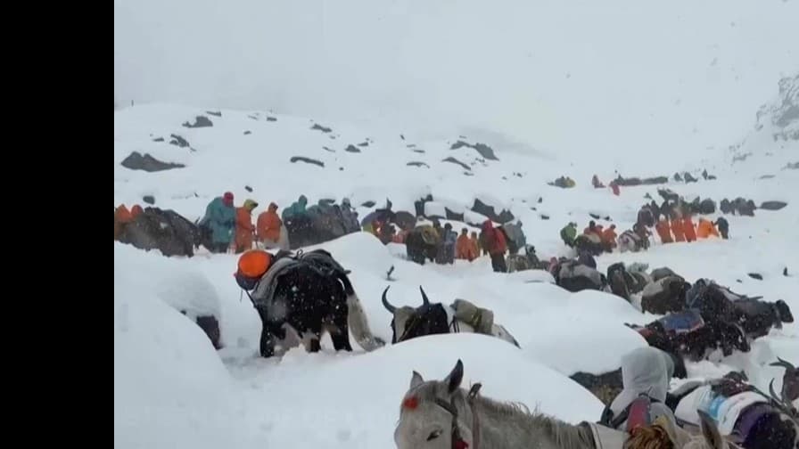 エベレストで大雪、登山者たちが鍋で雪かきして助かる