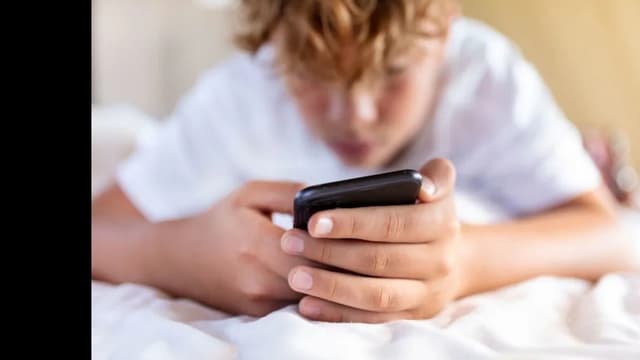 <span class="jlpt-n4" word="アメリカ">アメリカ</span><span class="" word="の">の</span><ruby ><rb><span class="jlpt-n3" word="男子">男子</span></rb><rt>だんし</rt></ruby><ruby ><rb><span class="unknown" word="中高生">中高生</span></rb><rt>ちゅうこうせい</rt></ruby><span class="" word="、">、</span><span class="" word="S">S</span><span class="" word="N">N</span><span class="" word="S">S</span><span class="" word="で">で</span><span class="" word="「">「</span><ruby ><rb><span class="" word="男">男</span></rb><rt>おとこ</rt></ruby><span class="" word="ら">ら</span><span class="" word="し">し</span><span class="" word="さ">さ</span><span class="" word="」">」</span><span class="" word="の">の</span><span class="" word="コ">コ</span><span class="" word="ン">ン</span><span class="" word="テ">テ</span><span class="" word="ン">ン</span><span class="" word="ツ">ツ</span><span class="" word="を">を</span><span class="jlpt-n5" word="よく">よく</span><ruby ><rb><span class="" word="見">見</span></rb><rt>み</rt></ruby><span class="" word="て">て</span><span class="" word="い">い</span><span class="" word="る">る</span>