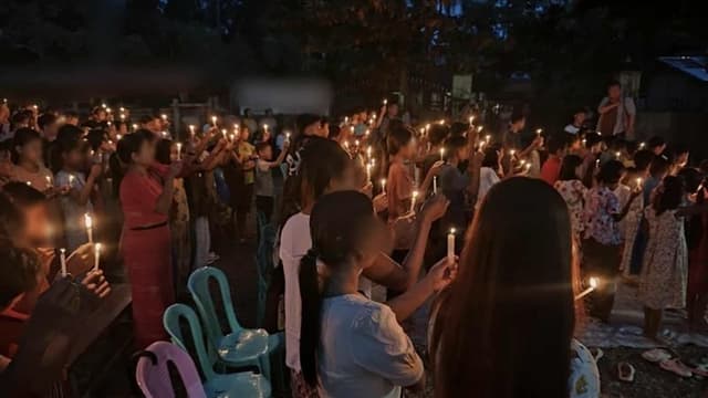 <span class="" word="ミ">ミ</span><span class="" word="ャ">ャ</span><span class="" word="ン">ン</span><span class="" word="マ">マ</span><span class="" word="ー">ー</span><span class="" word="で">で</span><span class="jlpt-n3" word="お">お</span><ruby ><rb><span class="" word="寺">寺</span></rb><rt>てら</rt></ruby><span class="" word="の">の</span><span class="" word="お">お</span><ruby ><rb><span class="" word="祭">祭</span></rb><rt>まつ</rt></ruby><span class="" word="り">り</span><span class="" word="に">に</span><ruby ><rb><span class="unknown" word="空爆">空爆</span></rb><rt>くうばく</rt></ruby><span class="" word="　">　</span><ruby ><rb><span class="" word="子">子</span></rb><rt>こ</rt></ruby><span class="" word="ど">ど</span><span class="" word="も">も</span><span class="" word="も">も</span><span class="" word="ふ">ふ</span><span class="" word="く">く</span><span class="" word="め">め</span><span class="" word="て">て</span><ruby ><rb><span class="" word="2">2</span><span class="" word="4">4</span><span class="jlpt-n5" word="人">人</span></rb><rt>にじゅうよにん</rt></ruby><span class="" word="が">が</span><span class="" word="な">な</span><span class="" word="く">く</span><span class="" word="な">な</span><span class="" word="る">る</span>