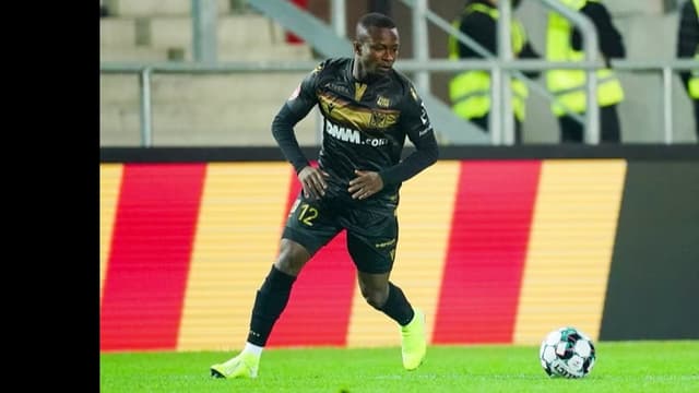 <ruby ><rb><span class="unknown" word="中国">中国</span></rb><rt>ちゅうごく</rt></ruby><span class="" word="の">の</span><span class="" word="サ">サ</span><span class="" word="ッ">ッ</span><span class="" word="カ">カ</span><span class="" word="ー">ー</span><span class="" word="の">の</span><ruby ><rb><span class="jlpt-n4" word="試合">試合</span></rb><rt>しあい</rt></ruby><span class="" word="で">で</span><ruby ><rb><span class="jlpt-n3" word="選手">選手</span></rb><rt>せんしゅ</rt></ruby><span class="" word="が">が</span><span class="" word="け">け</span><span class="" word="が">が</span><span class="" word="を">を</span><span class="" word="す">す</span><span class="" word="る">る</span>