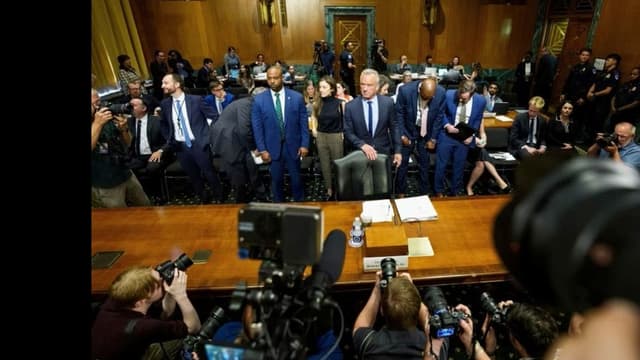 <span class="jlpt-n4" word="アメリカ">アメリカ</span><span class="" word="の">の</span><ruby ><rb><span class="unknown" word="人々">人々</span></rb><rt>ひとびと</rt></ruby><span class="" word="、">、</span><span class="" word="ケ">ケ</span><span class="" word="ネ">ネ</span><span class="" word="デ">デ</span><span class="" word="ィ">ィ</span><ruby ><rb><span class="jlpt-n1" word="長官">長官</span></rb><rt>ちょうかん</rt></ruby><span class="" word="と">と</span><span class="" word="ワ">ワ</span><span class="" word="ク">ク</span><span class="" word="チ">チ</span><span class="" word="ン">ン</span><span class="" word="の">の</span><ruby ><rb><span class="jlpt-n3" word="情報">情報</span></rb><rt>じょうほう</rt></ruby><span class="" word="を">を</span><span class="jlpt-n5" word="あまり">あまり</span><ruby ><rb><span class="" word="信">信</span></rb><rt>しん</rt></ruby><span class="" word="じ">じ</span><span class="" word="て">て</span><span class="" word="い">い</span><span class="" word="な">な</span><span class="" word="い">い</span>