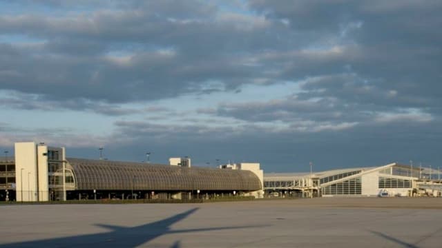 <ruby ><rb><span class="jlpt-n4" word="アメリカ">アメリカ</span></rb><rt>あめりか</rt></ruby><span class="" word="と">と</span><ruby ><rb><span class="" word="カ">カ</span><span class="" word="ナ">ナ</span><span class="" word="ダ">ダ</span></rb><rt>かなだ</rt></ruby><span class="" word="の">の</span><ruby ><rb><span class="jlpt-n4" word="空港">空港</span></rb><rt>くうこう</rt></ruby><span class="" word="で">で</span><ruby ><rb><span class="jlpt-n3" word="不正">不正</span></rb><rt>ふせい</rt></ruby><span class="" word="な">な</span><span class="" word="ア">ア</span><span class="" word="ナ">ナ</span><span class="" word="ウ">ウ</span><span class="" word="ン">ン</span><span class="" word="ス">ス</span><span class="" word="が">が</span><ruby ><rb><span class="" word="流">流</span></rb><rt>なが</rt></ruby><span class="" word="れ">れ</span><span class="" word="る">る</span>