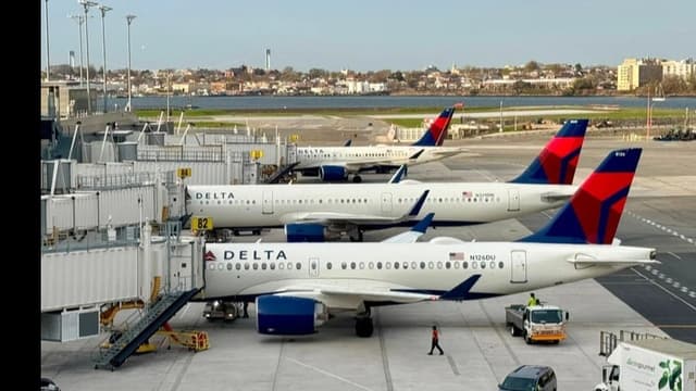 <ruby ><rb><span class="jlpt-n5" word="飛行機">飛行機</span></rb><rt>ひこうき</rt></ruby><span class="" word="で">で</span><ruby ><rb><span class="jlpt-n3" word="座席">座席</span></rb><rt>ざせき</rt></ruby><span class="" word="が">が</span><span class="" word="「">「</span><ruby ><rb><span class="" word="格">格</span><span class="" word="下">下</span></rb><rt>かくさ</rt></ruby><span class="" word="げ">げ</span><span class="" word="」">」</span><span class="" word="さ">さ</span><span class="" word="れ">れ</span><span class="" word="た">た</span><span class="" word="と">と</span><span class="" word="き">き</span><span class="" word="の">の</span><ruby ><rb><span class="jlpt-n1" word="対応">対応</span><span class="jlpt-n3" word="方法">方法</span></rb><rt>たいおうほうほう</rt></ruby>