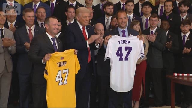 <span class="jlpt-n3" word="トランプ">トランプ</span><ruby ><rb><span class="jlpt-n3" word="大統領">大統領</span></rb><rt>だいとうりょう</rt></ruby><span class="" word="、">、</span><ruby ><rb><span class="unknown" word="大谷">大谷</span><span class="unknown" word="翔">翔</span><span class="unknown" word="平">平</span></rb><rt>おおたにしょうへい</rt></ruby><ruby ><rb><span class="jlpt-n3" word="選手">選手</span></rb><rt>せんしゅ</rt></ruby><span class="" word="を">を</span><span class="jlpt-n4" word="ほめる">ほめる</span>