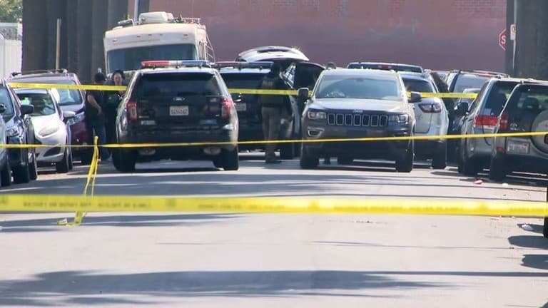 ロサンゼルスにおける移民取締中の銃器暴発事件――連邦保安官ら2名負傷、FBIが捜査開始