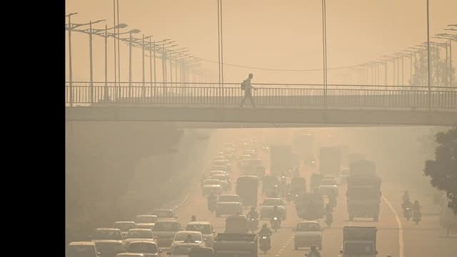 <span class="" word="デ">デ</span><span class="" word="ィ">ィ</span><span class="" word="ワ">ワ</span><span class="" word="リ">リ</span><span class="" word="の">の</span><span class="" word="あ">あ</span><span class="" word="と">と</span><span class="" word="、">、</span><span class="" word="ニ">ニ</span><span class="" word="ュ">ュ</span><span class="" word="ー">ー</span><span class="" word="デ">デ</span><span class="" word="リ">リ</span><span class="" word="ー">ー</span><span class="" word="の">の</span><ruby ><rb><span class="jlpt-n4" word="空気">空気</span></rb><rt>くうき</rt></ruby><span class="" word="が">が</span><span class="jlpt-n5" word="とても">とても</span><ruby ><rb><span class="" word="悪">悪</span></rb><rt>わる</rt></ruby><span class="" word="く">く</span><span class="jlpt-n5" word="なる">なる</span>