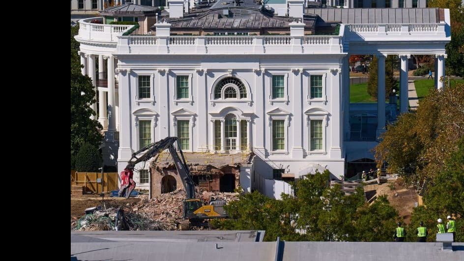 ホワイトハウスの東の建物がなくなり、新しい宴会場を作っています