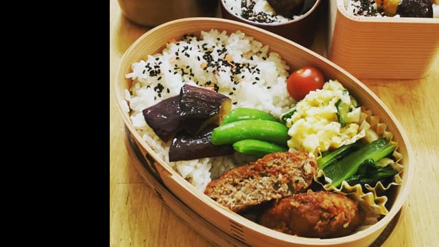 <ruby ><rb><span class="jlpt-n3" word="弁当">弁当</span></rb><rt>べんとう</rt></ruby><span class="" word="の">の</span><ruby ><rb><span class="jlpt-n4" word="日">日</span></rb><rt>ひ</rt></ruby><span class="" word="が">が</span><span class="" word="あ">あ</span><span class="" word="り">り</span><span class="" word="ま">ま</span><span class="" word="す">す</span>