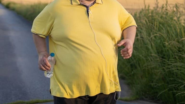 男性の胸がふくらむ理由とその原因