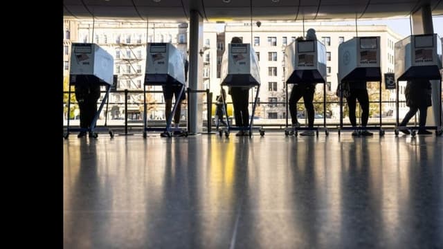 <span class="jlpt-n3" word="トランプ">トランプ</span><ruby ><rb><span class="jlpt-n3" word="大統領">大統領</span></rb><rt>だいとうりょう</rt></ruby><span class="" word="の">の</span><ruby ><rb><span class="jlpt-n3" word="人気">人気</span></rb><rt>にんき</rt></ruby><span class="" word="が">が</span><ruby ><rb><span class="" word="下">下</span></rb><rt>さ</rt></ruby><span class="" word="が">が</span><span class="" word="る">る</span><span class="" word="　">　</span><ruby ><rb><span class="" word="多">多</span></rb><rt>おお</rt></ruby><span class="" word="く">く</span><span class="" word="の">の</span><ruby ><rb><span class="" word="人">人</span></rb><rt>ひと</rt></ruby><span class="" word="が">が</span><ruby ><rb><span class="jlpt-n5" word="国">国</span></rb><rt>くに</rt></ruby><span class="" word="や">や</span><ruby ><rb><span class="jlpt-n4" word="経済">経済</span></rb><rt>けいざい</rt></ruby><span class="" word="に">に</span><ruby ><rb><span class="jlpt-n3" word="不満">不満</span></rb><rt>ふまん</rt></ruby>