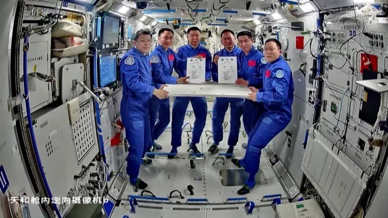 中国の宇宙船にごみがぶつかり、帰る日がのびました