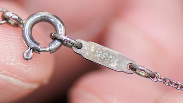 <span class="" word="シ">シ</span><span class="" word="ル">ル</span><span class="" word="バ">バ</span><span class="" word="ー">ー</span><span class="jlpt-n4" word="アクセサリー">アクセサリー</span><span class="" word="を">を</span><span class="jlpt-n5" word="きれい">きれい</span><span class="" word="に">に</span><span class="" word="す">す</span><span class="" word="る">る</span><ruby ><rb><span class="jlpt-n3" word="方法">方法</span></rb><rt>ほうほう</rt></ruby>