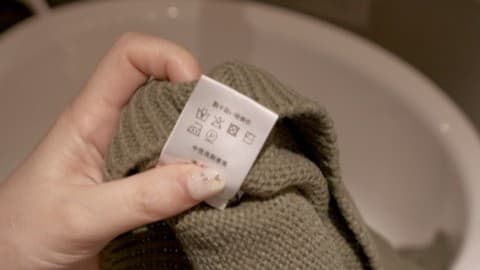 <span class="jlpt-n2" word="ウール">ウール</span><span class="" word="の">の</span><ruby ><rb><span class="jlpt-n5" word="服">服</span></rb><rt>ふく</rt></ruby><span class="" word="の">の</span><span class="" word="あ">あ</span><span class="" word="ら">ら</span><span class="" word="い">い</span><span class="" word="か">か</span><span class="" word="た">た</span>