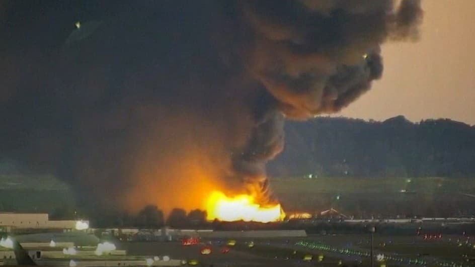 アメリカで貨物機が墜落し火事に　12人が亡くなる