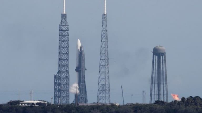 ブルーオリジンのロケット、天気が悪くて打ち上げできず