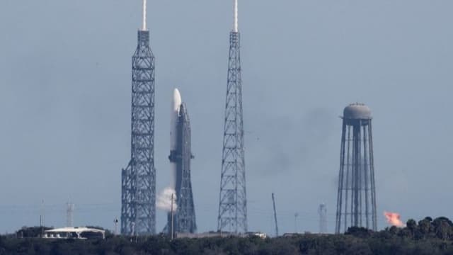 <span class="jlpt-n1" word="ブルー">ブルー</span><span class="" word="オ">オ</span><span class="" word="リ">リ</span><span class="" word="ジ">ジ</span><span class="" word="ン">ン</span><span class="" word="の">の</span><span class="jlpt-n3" word="ロケット">ロケット</span><span class="" word="、">、</span><ruby ><rb><span class="jlpt-n5" word="天気">天気</span></rb><rt>てんき</rt></ruby><span class="" word="が">が</span><ruby ><rb><span class="" word="悪">悪</span></rb><rt>わる</rt></ruby><span class="" word="く">く</span><span class="" word="て">て</span><ruby ><rb><span class="" word="打">打</span></rb><rt>う</rt></ruby><span class="" word="ち">ち</span><ruby ><rb><span class="" word="上">上</span></rb><rt>あ</rt></ruby><span class="" word="げ">げ</span><span class="" word="で">で</span><span class="" word="き">き</span><span class="" word="ず">ず</span>