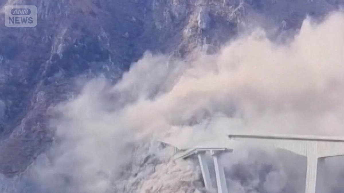 中国の四川で山がすべって橋がおちる