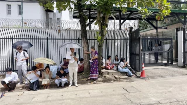 <span class="" word="ミ">ミ</span><span class="" word="ャ">ャ</span><span class="" word="ン">ン</span><span class="" word="マ">マ</span><span class="" word="ー">ー</span><span class="" word="の">の</span><ruby ><rb><span class="jlpt-n5" word="人">人</span></rb><rt>ひと</rt></ruby><span class="" word="、">、</span><ruby ><rb><span class="jlpt-n3" word="日本">日本</span></rb><rt>にほん</rt></ruby><span class="" word="で">で</span><ruby ><rb><span class="" word="働">働</span></rb><rt>はたら</rt></ruby><span class="" word="く">く</span><span class="" word="こ">こ</span><span class="" word="と">と</span><span class="" word="が">が</span><span class="" word="む">む</span><span class="" word="ず">ず</span><span class="" word="か">か</span><span class="" word="し">し</span><span class="" word="く">く</span><span class="jlpt-n5" word="なる">なる</span>