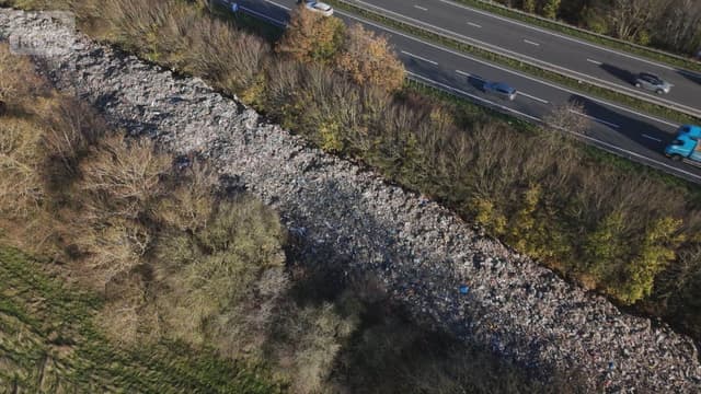 <span class="" word="イ">イ</span><span class="" word="ギ">ギ</span><span class="" word="リ">リ</span><span class="" word="ス">ス</span><span class="" word="の">の</span><ruby ><rb><span class="jlpt-n3" word="川">川</span></rb><rt>かわ</rt></ruby><span class="" word="の">の</span><span class="jlpt-n5" word="そば">そば</span><span class="" word="に">に</span><span class="jlpt-n5" word="たくさん">たくさん</span><span class="" word="の">の</span><span class="" word="ご">ご</span><span class="" word="み">み</span><span class="" word="が">が</span><span class="" word="す">す</span><span class="" word="て">て</span><span class="" word="ら">ら</span><span class="" word="れ">れ</span><span class="" word="ま">ま</span><span class="" word="し">し</span><span class="" word="た">た</span>