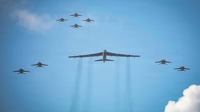 <ruby ><rb><span class="jlpt-n4" word="米">米</span><span class="jlpt-n3" word="軍">軍</span></rb><rt>べいぐん</rt></ruby><span class="" word="、">、</span><span class="" word="ベ">ベ</span><span class="" word="ネ">ネ</span><span class="" word="ズ">ズ</span><span class="" word="エ">エ</span><span class="" word="ラ">ラ</span><ruby ><rb><span class="jlpt-n2" word="周辺">周辺</span></rb><rt>しゅうへん</rt></ruby><span class="" word="に">に</span><span class="" word="お">お</span><span class="" word="け">け</span><span class="" word="る">る</span><ruby ><rb><span class="unknown" word="大">大</span><span class="jlpt-n1" word="規模">規模</span></rb><rt>だいきぼ</rt></ruby><ruby ><rb><span class="jlpt-n3" word="攻撃">攻撃</span></rb><rt>こうげき</rt></ruby><ruby ><rb><span class="jlpt-n1" word="演習">演習</span></rb><rt>えんしゅう</rt></ruby><span class="" word="を">を</span><ruby ><rb><span class="jlpt-n3" word="実施">実施</span></rb><rt>じっし</rt></ruby><span class="" word="―">―</span><span class="" word="―">―</span><span class="" word="テ">テ</span><span class="" word="ロ">ロ</span><ruby ><rb><span class="jlpt-n3" word="組織">組織</span></rb><rt>そしき</rt></ruby><ruby ><rb><span class="jlpt-n2" word="指定">指定</span></rb><rt>してい</rt></ruby><span class="" word="を">を</span><ruby ><rb><span class="" word="巡">巡</span></rb><rt>めぐ</rt></ruby><span class="" word="る">る</span><ruby ><rb><span class="jlpt-n1" word="軍事">軍事</span><span class="jlpt-n1" word="的">的</span></rb><rt>ぐんじてき</rt></ruby><ruby ><rb><span class="jlpt-n1" word="圧力">圧力</span></rb><rt>あつりょく</rt></ruby><span class="" word="の">の</span><ruby ><rb><span class="" word="高">高</span></rb><rt>たか</rt></ruby><span class="" word="ま">ま</span><span class="" word="り">り</span>