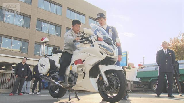 <ruby ><rb><span class="unknown" word="警視庁">警視庁</span></rb><rt>けいしちょう</rt></ruby><span class="" word="が">が</span><span class="" word="レ">レ</span><span class="" word="ス">ス</span><span class="" word="キ">キ</span><span class="" word="ュ">ュ</span><span class="" word="ー">ー</span><ruby ><rb><span class="unknown" word="隊">隊</span></rb><rt>たい</rt></ruby><span class="" word="の">の</span><ruby ><rb><span class="jlpt-n3" word="訓練">訓練</span></rb><rt>くんれん</rt></ruby><span class="" word="を">を</span><ruby ><rb><span class="jlpt-n1" word="公開">公開</span></rb><rt>こうかい</rt></ruby><span class="" word="　">　</span><ruby ><rb><span class="unknown" word="警察官">警察官</span></rb><rt>けいさつかん</rt></ruby><span class="" word="に">に</span><span class="" word="な">な</span><span class="" word="り">り</span><span class="" word="た">た</span><span class="" word="い">い</span><ruby ><rb><span class="jlpt-n5" word="人">人</span></rb><rt>ひと</rt></ruby><span class="" word="を">を</span><ruby ><rb><span class="" word="増">増</span></rb><rt>ふ</rt></ruby><span class="" word="や">や</span><span class="" word="し">し</span><span class="" word="た">た</span><span class="" word="い">い</span>