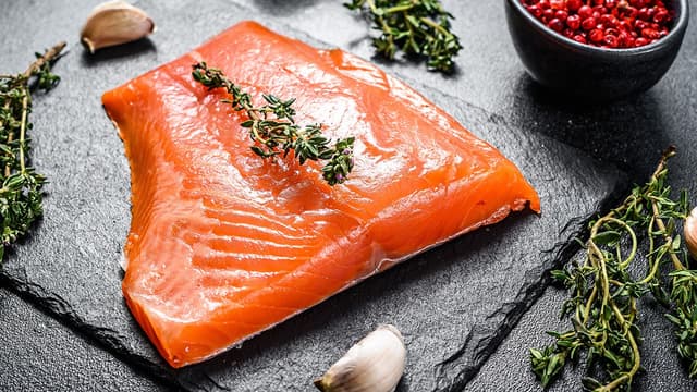 <span class="" word="サ">サ</span><span class="" word="ー">ー</span><span class="" word="モ">モ</span><span class="" word="ン">ン</span><span class="" word="は">は</span><ruby ><rb><span class="jlpt-n5" word="体">体</span></rb><rt>からだ</rt></ruby><span class="" word="に">に</span><span class="" word="い">い</span><span class="" word="い">い</span><span class="" word="で">で</span><span class="" word="す">す</span>