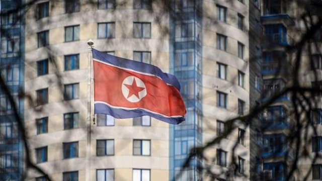 <ruby ><rb><span class="unknown" word="北朝鮮">北朝鮮</span></rb><rt>きたちょうせん</rt></ruby><span class="" word="の">の</span><ruby ><rb><span class="jlpt-n1" word="工作">工作</span><span class="jlpt-n1" word="員">員</span></rb><rt>こうさくいん</rt></ruby><span class="" word="、">、</span><span class="jlpt-n4" word="アメリカ">アメリカ</span><span class="" word="の">の</span><span class="" word="A">A</span><span class="" word="I">I</span><ruby ><rb><span class="jlpt-n5" word="会社">会社</span></rb><rt>がいしゃ</rt></ruby><span class="" word="を">を</span><span class="jlpt-n2" word="だます">だます</span><span class="" word="た">た</span><span class="" word="め">め</span><span class="" word="に">に</span><ruby ><rb><span class="unknown" word="偽">偽</span></rb><rt>にせ</rt></ruby><span class="" word="の">の</span><ruby ><rb><span class="unknown" word="求人">求人</span></rb><rt>きゅうじん</rt></ruby><span class="" word="サ">サ</span><span class="" word="イ">イ</span><span class="" word="ト">ト</span><span class="" word="を">を</span><ruby ><rb><span class="" word="作">作</span></rb><rt>つく</rt></ruby><span class="" word="る">る</span>