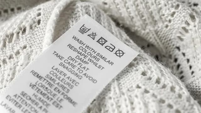 <span class="jlpt-n2" word="ウール">ウール</span><span class="" word="の">の</span><ruby ><rb><span class="jlpt-n5" word="服">服</span></rb><rt>ふく</rt></ruby><span class="" word="の">の</span><span class="" word="あ">あ</span><span class="" word="ら">ら</span><span class="" word="い">い</span><span class="" word="か">か</span><span class="" word="た">た</span>