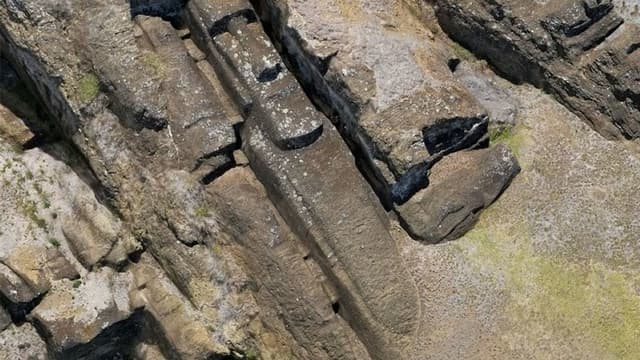 <span class="" word="イ">イ</span><span class="" word="ー">ー</span><span class="" word="ス">ス</span><span class="" word="タ">タ</span><span class="" word="ー">ー</span><ruby ><rb><span class="jlpt-n4" word="島">島</span></rb><rt>とう</rt></ruby><span class="" word="の">の</span><ruby ><rb><span class="unknown" word="採石">採石</span><span class="jlpt-n3" word="場">場</span></rb><rt>さいせきじょう</rt></ruby><span class="" word="に">に</span><ruby ><rb><span class="" word="見">見</span></rb><rt>み</rt></ruby><span class="" word="る">る</span><span class="" word="モ">モ</span><span class="" word="ア">ア</span><span class="" word="イ">イ</span><ruby ><rb><span class="jlpt-n1" word="像">像</span></rb><rt>ぞう</rt></ruby><ruby ><rb><span class="jlpt-n2" word="製作">製作</span></rb><rt>せいさく</rt></ruby><span class="" word="の">の</span><ruby ><rb><span class="" word="新">新</span></rb><rt>あら</rt></ruby><span class="" word="た">た</span><span class="" word="な">な</span><ruby ><rb><span class="" word="手">手</span></rb><rt>て</rt></ruby><span class="" word="が">が</span><span class="" word="か">か</span><span class="" word="り">り</span>