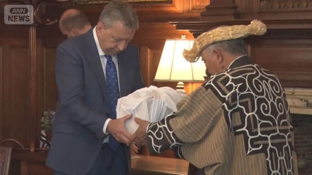 <span class="" word="イ">イ</span><span class="" word="ギ">ギ</span><span class="" word="リ">リ</span><span class="" word="ス">ス</span><span class="" word="か">か</span><span class="" word="ら">ら</span><ruby ><rb><span class="" word="ア">ア</span><span class="" word="イ">イ</span><span class="" word="ヌ">ヌ</span><span class="jlpt-n1" word="民族">民族</span></rb><rt>あいぬみんぞく</rt></ruby><span class="" word="の">の</span><ruby ><rb><span class="unknown" word="遺骨">遺骨</span></rb><rt>いこつ</rt></ruby><span class="" word="5">5</span><ruby ><rb><span class="jlpt-n5" word="体">体</span></rb><rt>たい</rt></ruby><span class="" word="が">が</span><ruby ><rb><span class="jlpt-n3" word="日本">日本</span></rb><rt>にほん</rt></ruby><span class="" word="に">に</span><ruby ><rb><span class="" word="返">返</span></rb><rt>かえ</rt></ruby><span class="" word="さ">さ</span><span class="" word="れ">れ</span><span class="" word="ま">ま</span><span class="" word="す">す</span>