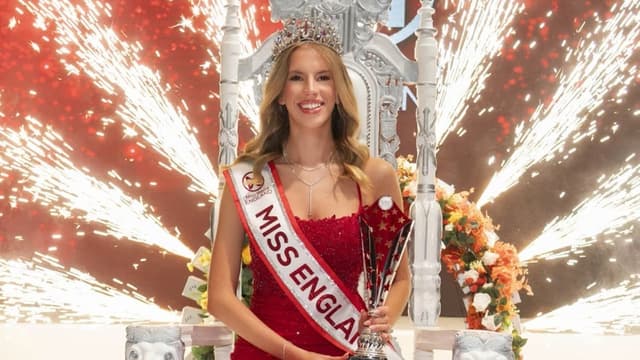 <ruby ><rb><span class="jlpt-n1" word="同">同</span><span class="unknown" word="性愛">性愛</span></rb><rt>どうせいあい</rt></ruby><span class="" word="を">を</span><ruby ><rb><span class="jlpt-n2" word="公表">公表</span></rb><rt>こうひょう</rt></ruby><span class="" word="し">し</span><span class="" word="た">た</span><ruby ><rb><span class="jlpt-n4" word="女性">女性</span></rb><rt>じょせい</rt></ruby><span class="" word="が">が</span><ruby ><rb><span class="" word="初">初</span></rb><rt>はじ</rt></ruby><span class="" word="め">め</span><span class="" word="て">て</span><span class="jlpt-n3" word="ミス">ミス</span><span class="" word="・">・</span><span class="" word="イ">イ</span><span class="" word="ン">ン</span><span class="" word="グ">グ</span><span class="" word="ラ">ラ</span><span class="" word="ン">ン</span><span class="" word="ド">ド</span><span class="" word="に">に</span>