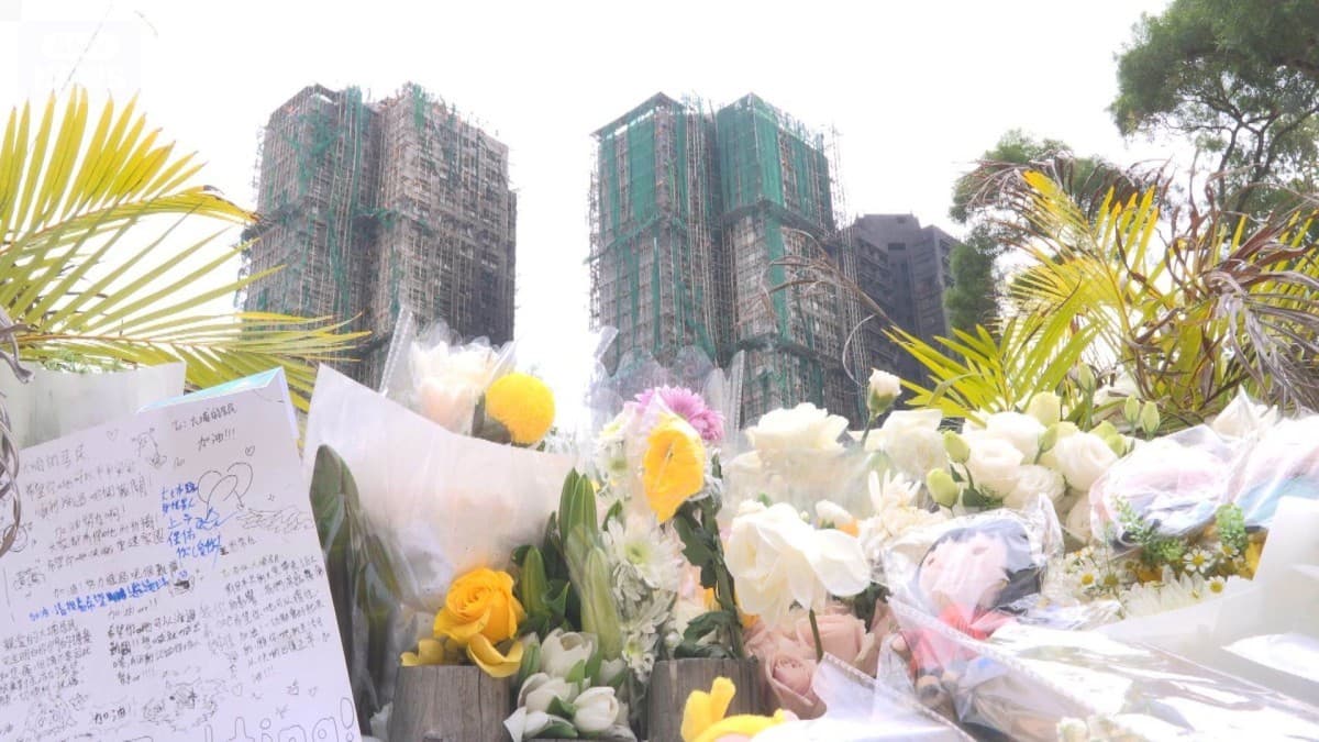 香港の火事でたくさんの花　政府は心配しています