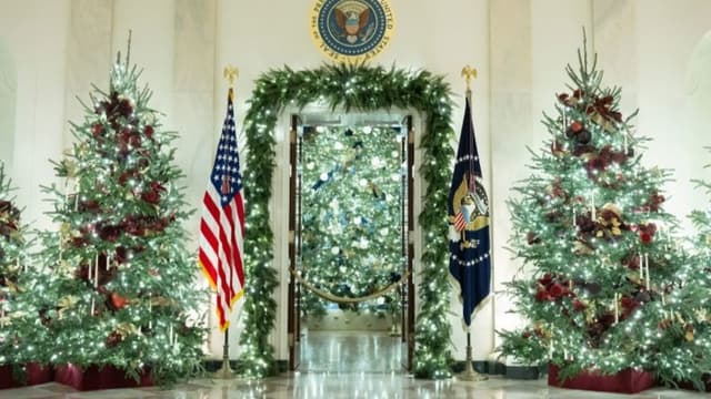 <span class="jlpt-n4" word="アメリカ">アメリカ</span><span class="" word="の">の</span><span class="" word="ホ">ホ</span><span class="" word="ワ">ワ</span><span class="" word="イ">イ</span><span class="" word="ト">ト</span><span class="" word="ハ">ハ</span><span class="" word="ウ">ウ</span><span class="" word="ス">ス</span><span class="" word="、">、</span><span class="jlpt-n3" word="クリスマス">クリスマス</span><span class="" word="の">の</span><ruby ><rb><span class="" word="飾">飾</span></rb><rt>かざ</rt></ruby><span class="" word="り">り</span><span class="" word="つ">つ</span><span class="" word="け">け</span><span class="" word="を">を</span><ruby ><rb><span class="jlpt-n1" word="公開">公開</span></rb><rt>こうかい</rt></ruby>