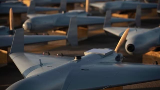 <span class="jlpt-n4" word="アメリカ">アメリカ</span><span class="" word="、">、</span><span class="" word="イ">イ</span><span class="" word="ラ">ラ</span><span class="" word="ン">ン</span><span class="" word="の">の</span><span class="" word="ド">ド</span><span class="" word="ロ">ロ</span><span class="" word="ー">ー</span><span class="" word="ン">ン</span><span class="" word="を">を</span><span class="" word="ま">ま</span><span class="" word="ね">ね</span><span class="" word="し">し</span><span class="" word="て">て</span><ruby ><rb><span class="" word="新">新</span></rb><rt>あたら</rt></ruby><span class="" word="し">し</span><span class="" word="い">い</span><span class="" word="ド">ド</span><span class="" word="ロ">ロ</span><span class="" word="ー">ー</span><span class="" word="ン">ン</span><ruby ><rb><span class="unknown" word="部隊">部隊</span></rb><rt>ぶたい</rt></ruby><span class="" word="を">を</span><ruby ><rb><span class="" word="作">作</span></rb><rt>つく</rt></ruby><span class="" word="る">る</span>