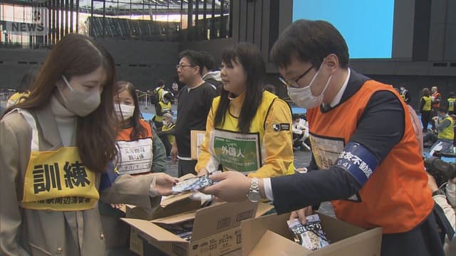 <ruby ><rb><span class="jlpt-n3" word="首都">首都</span></rb><rt>しゅと</rt></ruby><ruby ><rb><span class="unknown" word="直下">直下</span><span class="jlpt-n4" word="地震">地震</span></rb><rt>ちょっかじしん</rt></ruby><span class="" word="を">を</span><ruby ><rb><span class="unknown" word="想定">想定</span></rb><rt>そうてい</rt></ruby><span class="" word="し">し</span><span class="" word="た">た</span><ruby ><rb><span class="unknown" word="新宿">新宿</span><span class="jlpt-n5" word="駅">駅</span></rb><rt>しんじゅくえき</rt></ruby><ruby ><rb><span class="jlpt-n2" word="周辺">周辺</span></rb><rt>しゅうへん</rt></ruby><span class="" word="に">に</span><span class="" word="お">お</span><span class="" word="け">け</span><span class="" word="る">る</span><ruby ><rb><span class="unknown" word="大">大</span><span class="jlpt-n1" word="規模">規模</span></rb><rt>だいきぼ</rt></ruby><ruby ><rb><span class="jlpt-n3" word="帰宅">帰宅</span><span class="jlpt-n3" word="困難">困難</span><span class="jlpt-n3" word="者">者</span></rb><rt>きたくこんなんしゃ</rt></ruby><ruby ><rb><span class="jlpt-n1" word="避難">避難</span><span class="jlpt-n3" word="訓練">訓練</span></rb><rt>ひなんくんれん</rt></ruby><span class="" word="―">―</span><span class="" word="―">―</span><ruby ><rb><span class="jlpt-n3" word="地域">地域</span></rb><rt>ちいき</rt></ruby><ruby ><rb><span class="unknown" word="防災">防災</span><span class="jlpt-n4" word="力">力</span></rb><rt>ぼうさいりょく</rt></ruby><ruby ><rb><span class="jlpt-n2" word="強化">強化</span></rb><rt>きょうか</rt></ruby><span class="" word="へ">へ</span><span class="" word="の">の</span><ruby ><rb><span class="" word="取">取</span></rb><rt>と</rt></ruby><span class="" word="り">り</span><ruby ><rb><span class="" word="組">組</span></rb><rt>く</rt></ruby><span class="" word="み">み</span>