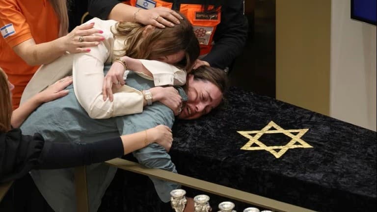 オーストラリアのビーチ銃撃事件、犠牲者の葬儀が始まる