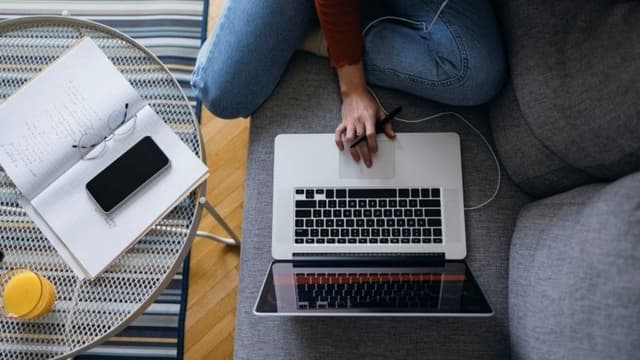 <span class="" word="A">A</span><span class="" word="I">I</span><span class="" word="を">を</span><ruby><rb><span class="" word="使">使</span></rb><rt>つか</rt></ruby><span class="" word="っ">っ</span><span class="" word="た">た</span><ruby><rb><span class="jlpt-n1" word="採用">採用</span></rb><rt>さいよう</rt></ruby><span class="" word="で">で</span><ruby><rb><span class="" word="起">起</span></rb><rt>お</rt></ruby><span class="" word="こ">こ</span><span class="" word="る">る</span><ruby><rb><span class="jlpt-n5" word="問題">問題</span></rb><rt>もんだい</rt></ruby>