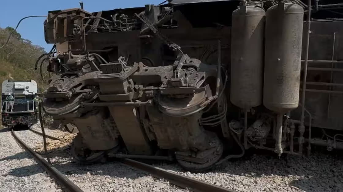 メキシコででんしゃがころんで 13人が死にました