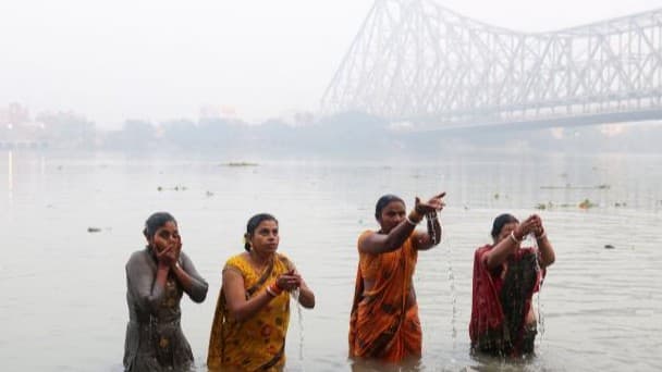 インドの川で日本人がトラブル