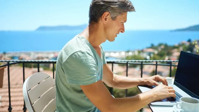 <ruby ><rb><span class="jlpt-n3" word="休暇">休暇</span></rb><rt>きゅうか</rt></ruby><ruby ><rb><span class="jlpt-n5" word="中">中</span></rb><rt>ちゅう</rt></ruby><span class="" word="に">に</span><span class="" word="メ">メ</span><span class="" word="ー">ー</span><span class="" word="ル">ル</span><span class="" word="の">の</span><span class="" word="チ">チ</span><span class="" word="ェ">ェ</span><span class="" word="ッ">ッ</span><span class="" word="ク">ク</span><span class="" word="を">を</span><span class="" word="「">「</span><span class="" word="や">や</span><span class="" word="め">め</span><span class="" word="ら">ら</span><span class="" word="れ">れ</span><span class="" word="な">な</span><span class="" word="い">い</span><span class="" word="」">」</span><ruby ><rb><span class="jlpt-n4" word="理由">理由</span></rb><rt>りゆう</rt></ruby>