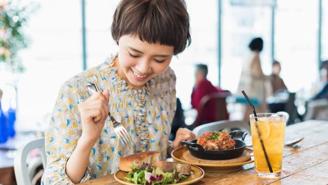 <span class="" word="ひ">ひ</span><span class="" word="と">と</span><span class="" word="り">り</span><span class="" word="で">で</span><span class="" word="ご">ご</span><span class="" word="は">は</span><span class="" word="ん">ん</span><span class="" word="を">を</span><ruby ><rb><span class="" word="食">食</span></rb><rt>た</rt></ruby><span class="" word="べ">べ</span><span class="" word="る">る</span><span class="" word="こ">こ</span><span class="" word="と">と</span>