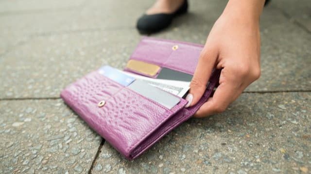 <ruby><rb><span class="unknown" word="お正月">お正月</span></rb><rt>おしょうがつ</rt></ruby><span class="" word="に">に</span><ruby><rb><span class="" word="さ">さ</span><span class="" word="い">い</span><span class="" word="ふ">ふ</span></rb><rt>さいふ</rt></ruby><span class="" word="を">を</span><span class="" word="ひ">ひ</span><span class="" word="ろ">ろ</span><span class="" word="っ">っ</span><span class="" word="た">た</span><span class="" word="と">と</span><span class="" word="き">き</span><span class="" word="、">、</span><span class="jlpt-n5" word="どう">どう</span><span class="" word="し">し</span><span class="" word="ま">ま</span><span class="" word="す">す</span><span class="" word="か">か</span>