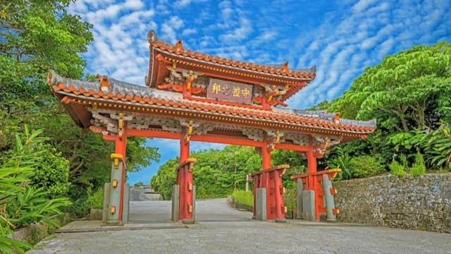 <ruby ><rb><span class="unknown" word="沖縄">沖縄</span></rb><rt>おきなわ</rt></ruby><span class="" word="の">の</span><ruby ><rb><span class="jlpt-n5" word="有名">有名</span></rb><rt>ゆうめい</rt></ruby><span class="" word="な">な</span><ruby ><rb><span class="" word="お">お</span><span class="jlpt-n3" word="城">城</span></rb><rt>おしろ</rt></ruby><span class="" word="・">・</span><ruby ><rb><span class="jlpt-n4" word="首">首</span><span class="unknown" word="里">里</span><span class="" word="城">城</span></rb><rt>しゅりじょう</rt></ruby>