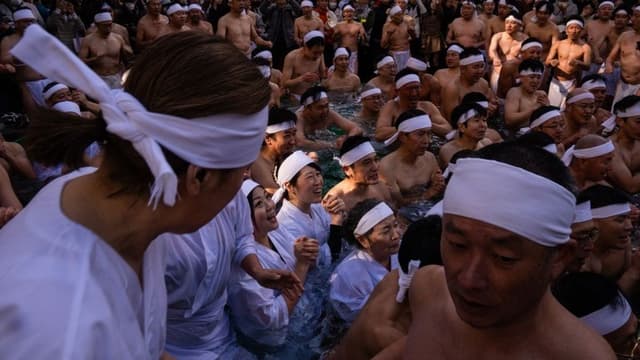 <ruby ><rb><span class="unknown" word="新年">新年</span></rb><rt>しんねん</rt></ruby><span class="" word="に">に</span><ruby ><rb><span class="jlpt-n4" word="神社">神社</span></rb><rt>じんじゃ</rt></ruby><span class="" word="で">で</span><ruby ><rb><span class="" word="冷">冷</span></rb><rt>つめ</rt></ruby><span class="" word="た">た</span><span class="" word="い">い</span><ruby ><rb><span class="jlpt-n5" word="水">水</span></rb><rt>みず</rt></ruby><span class="" word="に">に</span><ruby ><rb><span class="" word="入">入</span></rb><rt>はい</rt></ruby><span class="" word="る">る</span><ruby ><rb><span class="jlpt-n2" word="行事">行事</span></rb><rt>ぎょうじ</rt></ruby>