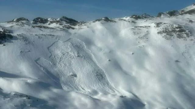 オーストリアで雪がたくさんふり、雪のなだれで8人が亡くなりました