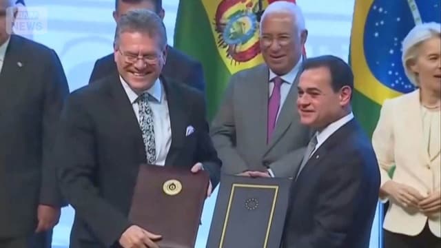 <span class="" word="E">E</span><span class="" word="U">U</span><span class="" word="と">と</span><ruby><rb><span class="jlpt-n2" word="南米">南米</span></rb><rt>なんべい</rt></ruby><span class="" word="の">の</span><span class="" word="4">4</span><span class="" word="つ">つ</span><span class="" word="の">の</span><ruby><rb><span class="jlpt-n5" word="国">国</span></rb><rt>くに</rt></ruby><span class="" word="　">　</span><ruby><rb><span class="jlpt-n4" word="自由">自由</span></rb><rt>じゆう</rt></ruby><span class="" word="に">に</span><ruby><rb><span class="jlpt-n5" word="物">物</span></rb><rt>もの</rt></ruby><span class="" word="を">を</span><ruby><rb><span class="" word="売">売</span></rb><rt>う</rt></ruby><span class="" word="る">る</span><ruby><rb><span class="jlpt-n4" word="約束">約束</span></rb><rt>やくそく</rt></ruby><span class="" word="を">を</span><span class="" word="す">す</span><span class="" word="る">る</span>